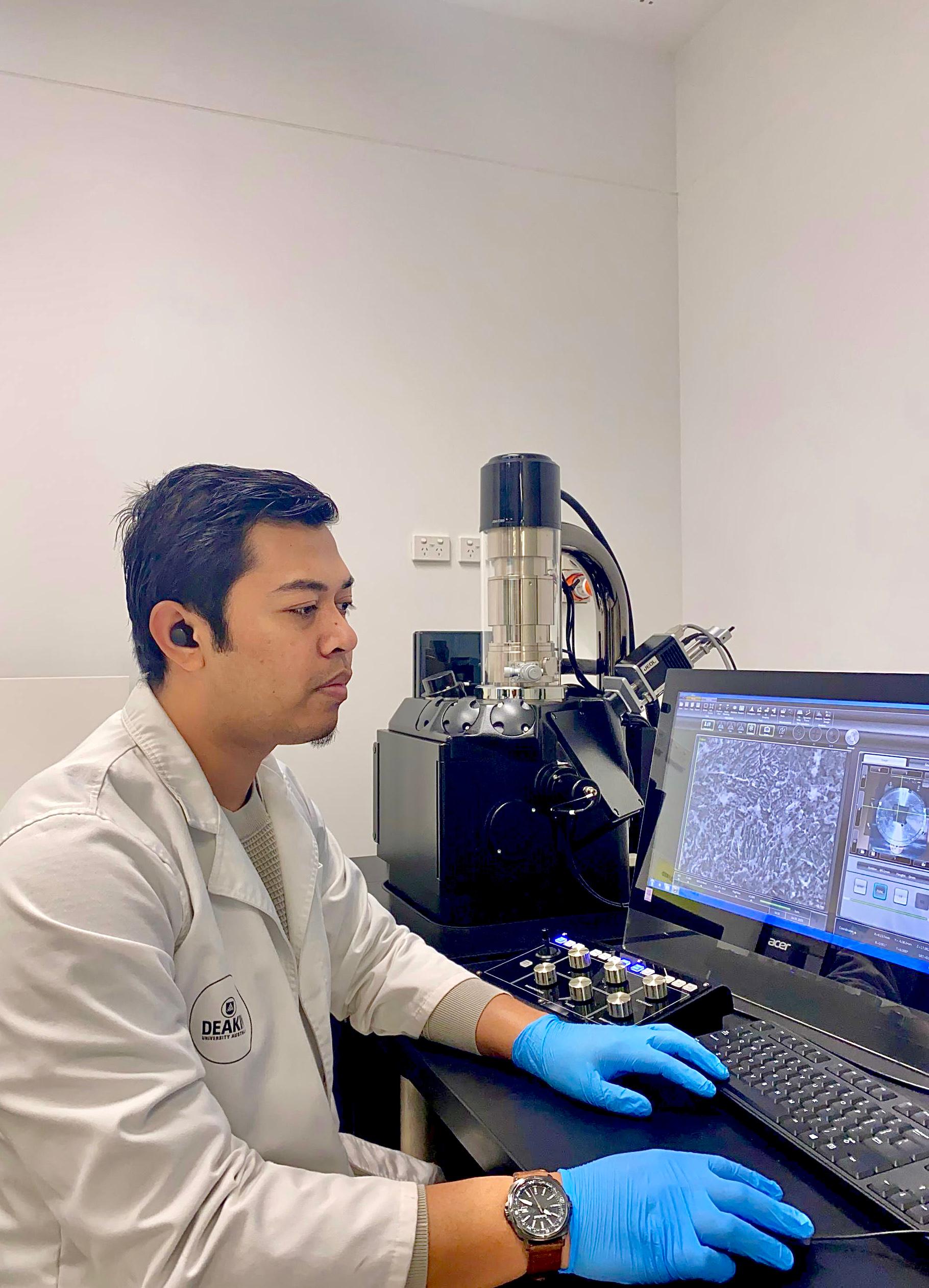 Mohd Sofi working in the lab at Deakin University