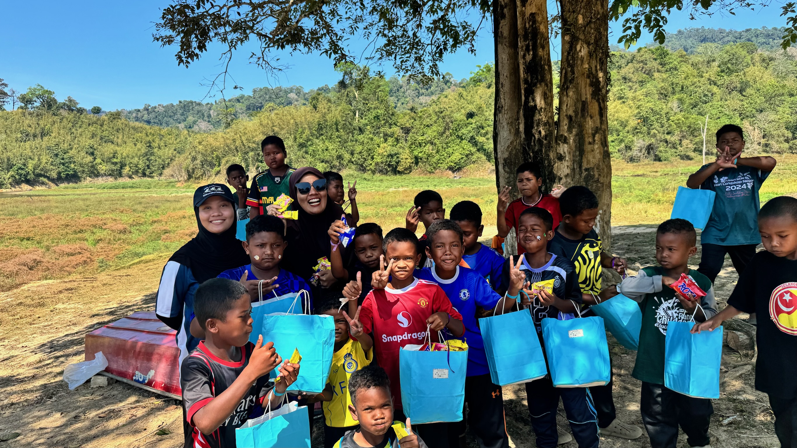 UTP students group photo at Kampung Sungai Tiang