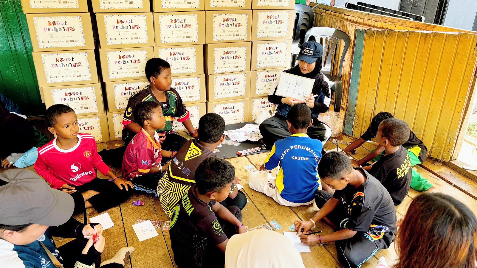 Closing group photo with community